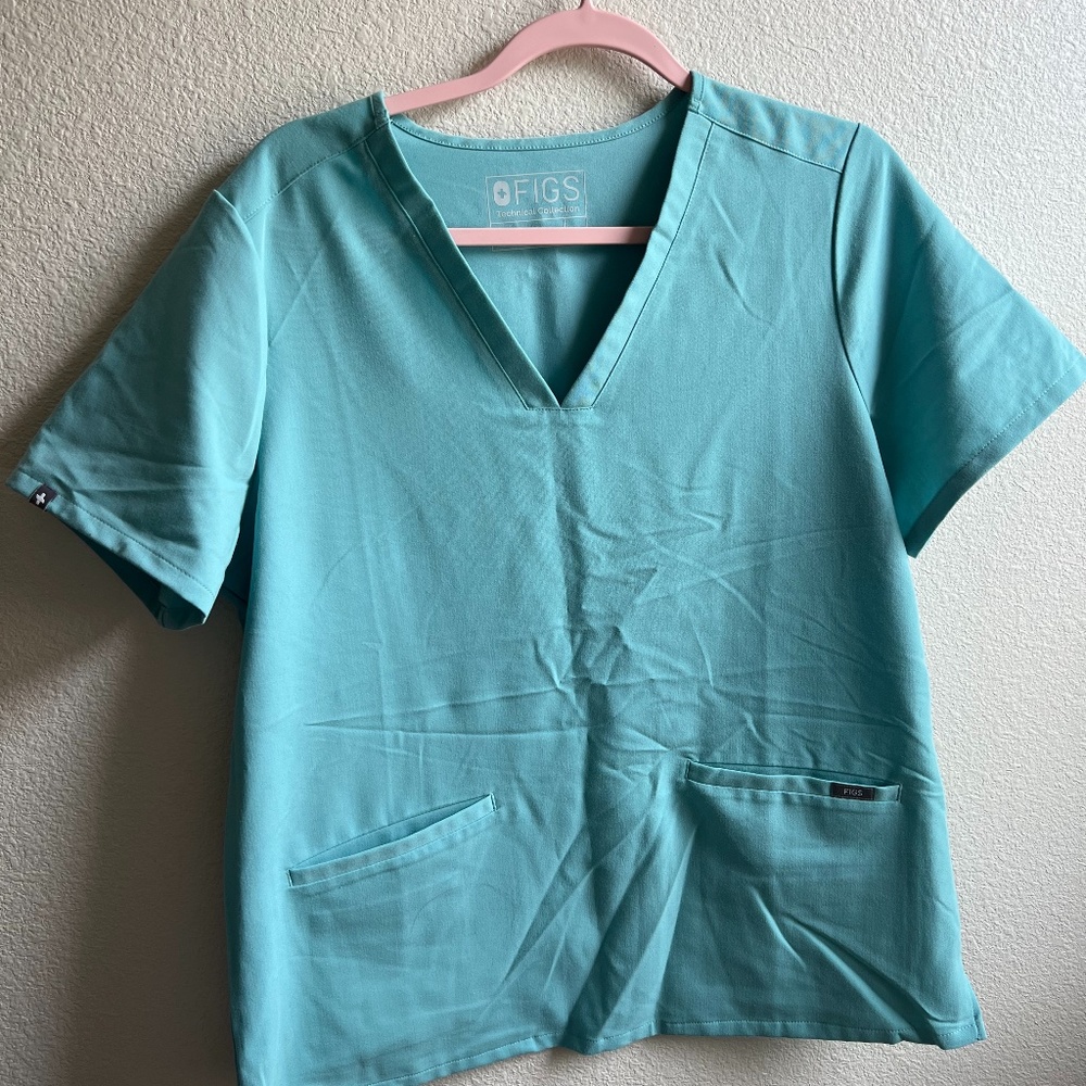 FIGS Women's Casma Three-Pocket Scrub Top - Large in color SEAGLASS